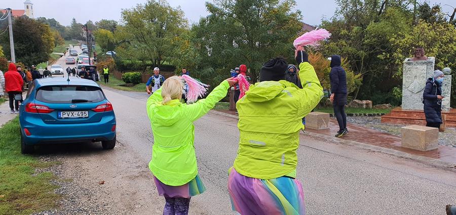 Ultra Balaton Trail 2020 pompom lányok