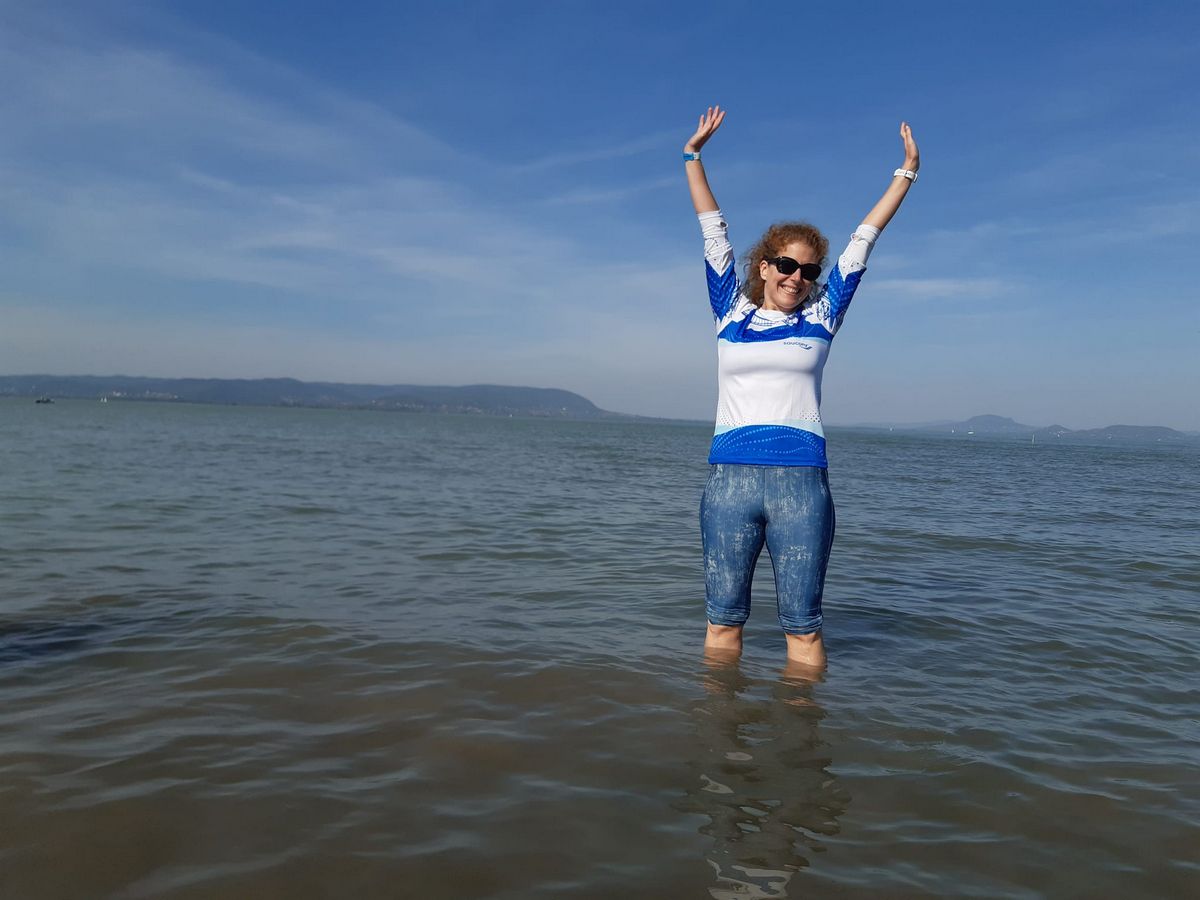 Ultrabalaton Ági élvezi a vizet