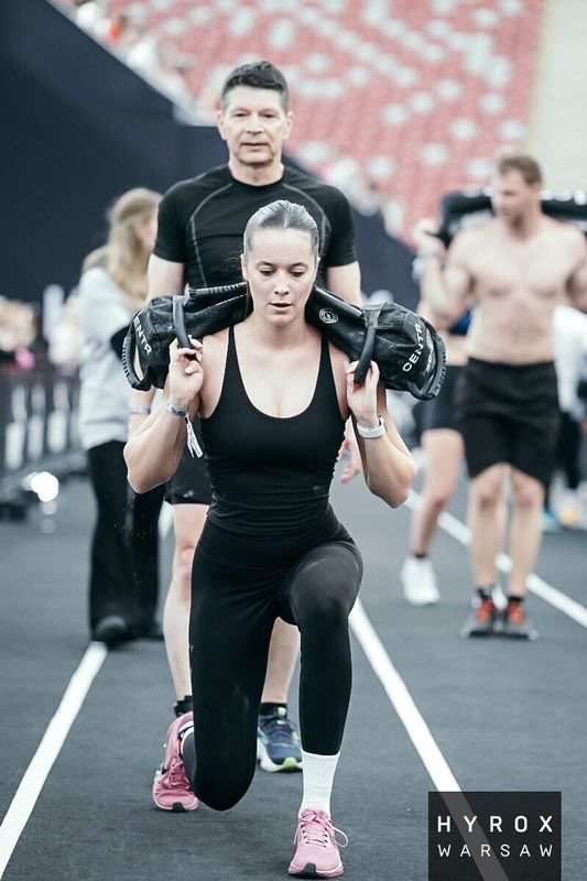 Hyrox Varsó kitörés 20kg-os homokzsákkal